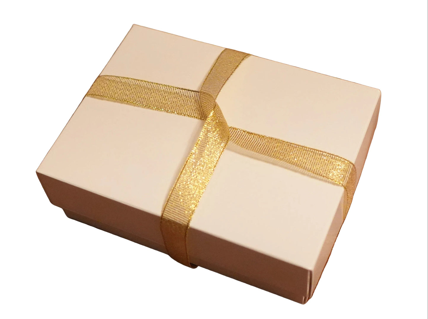 Geschenkverpackung mit unbeschriftetem Grußanhänger