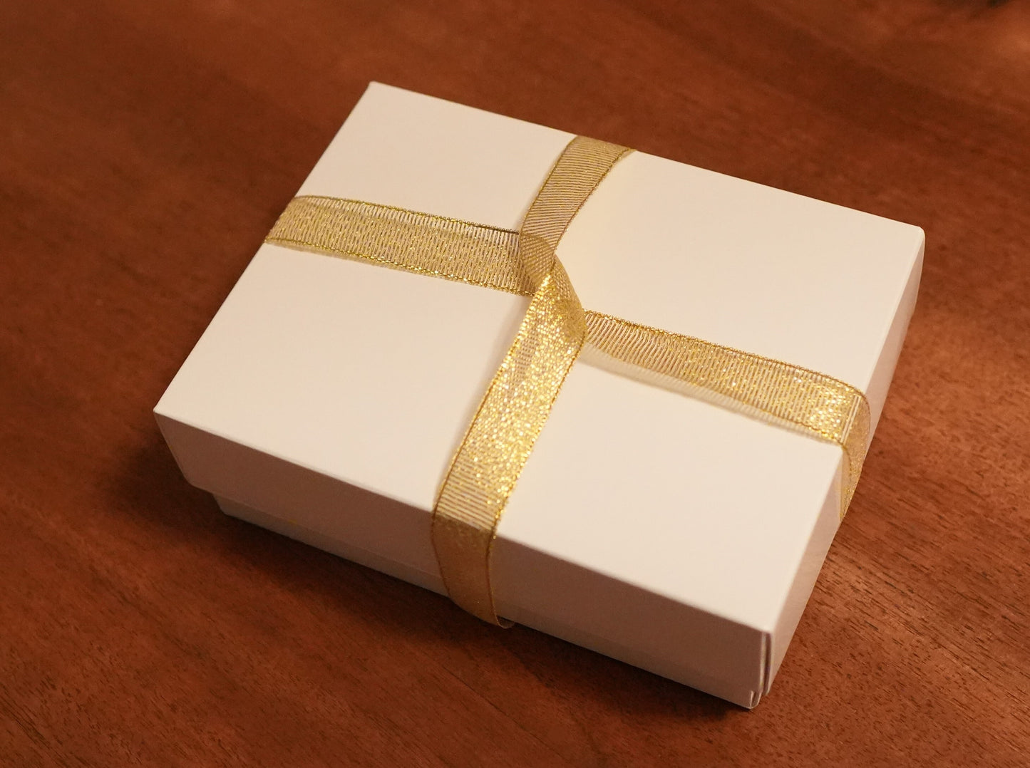 Geschenkverpackung mit unbeschriftetem Grußanhänger